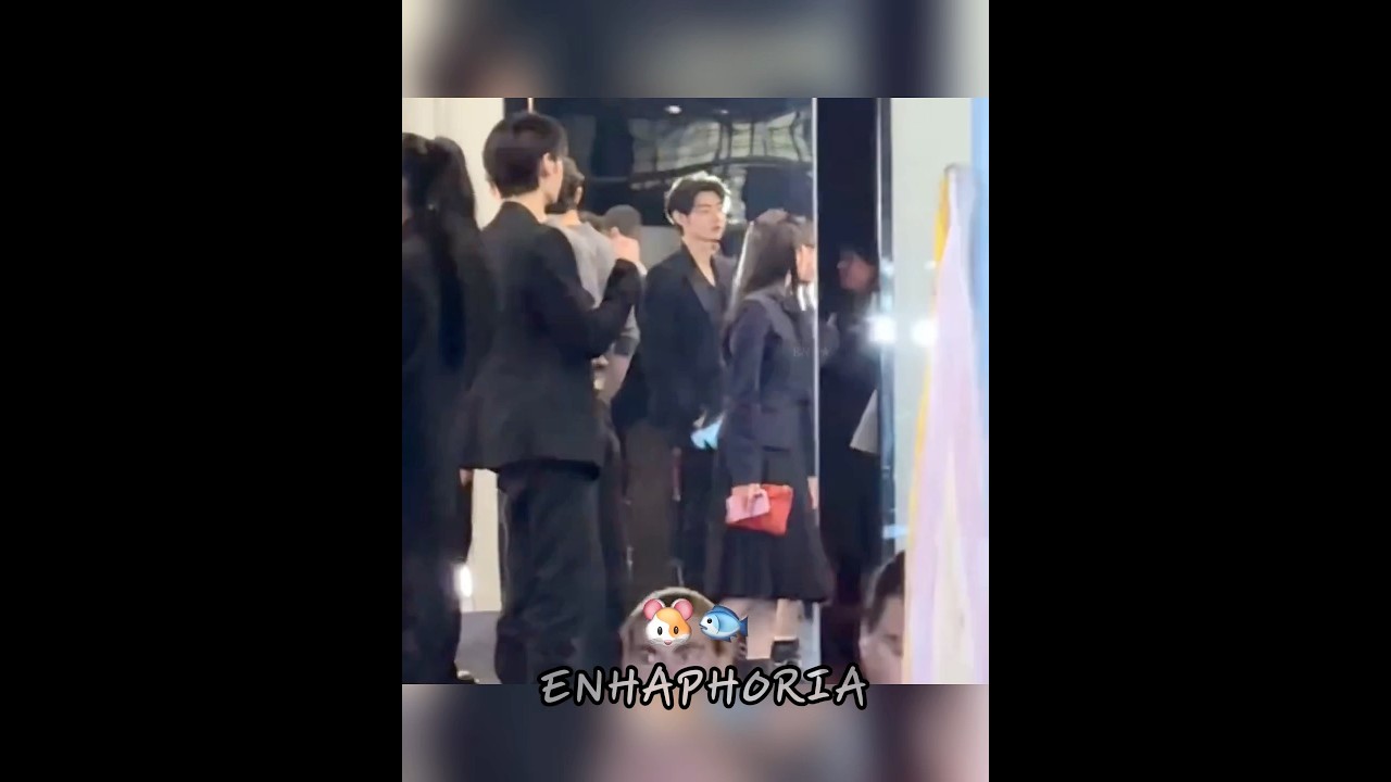 Сонхун следит за тем, чтобы подвыпивший Сону следил за ним: 