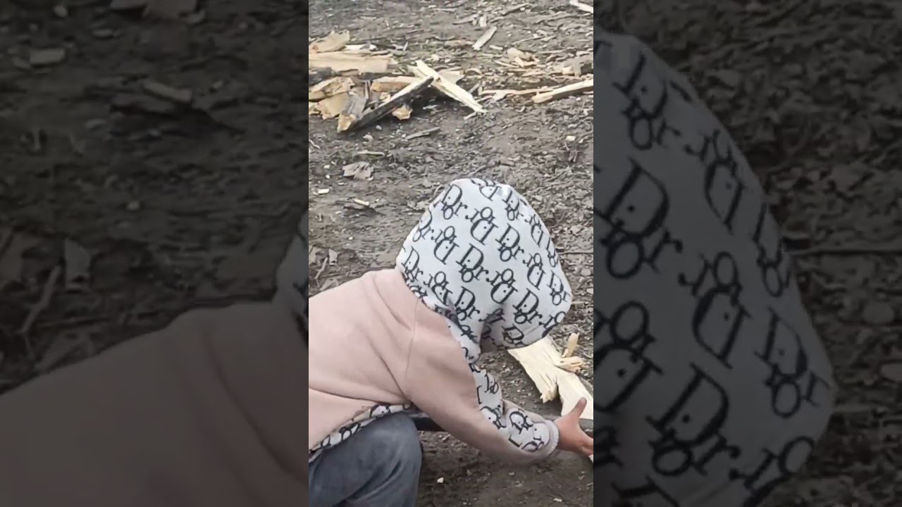 Рубка дров с ребенком. 