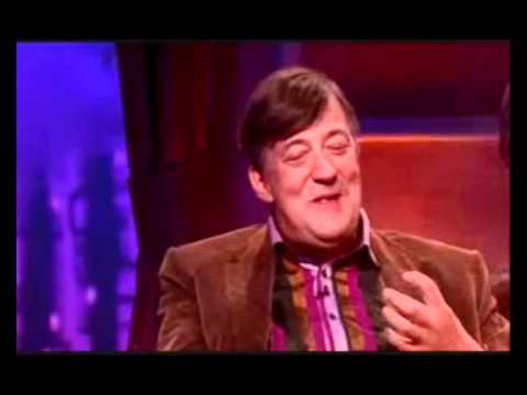 Video: Stephen Fry Nettowaarde: Wiki, Getroud, Familie, Trou, Salaris, Broers en susters