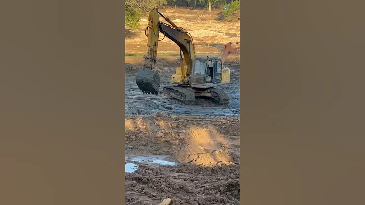 Large JCB Excavator at work ! Amazing deep excavation of soil   #jcb #shorts #excavator #engineering