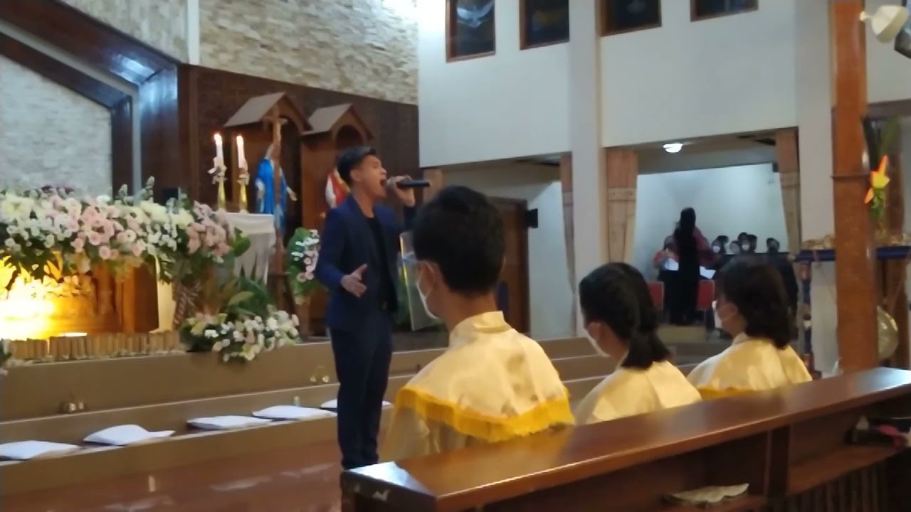 HUDSON HADIR DI GEREJA KLEPU, NYANYIKAN 