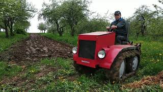 Гусеничный минитрактор, пашем , нарезаем бороздки , сажаем картошку.