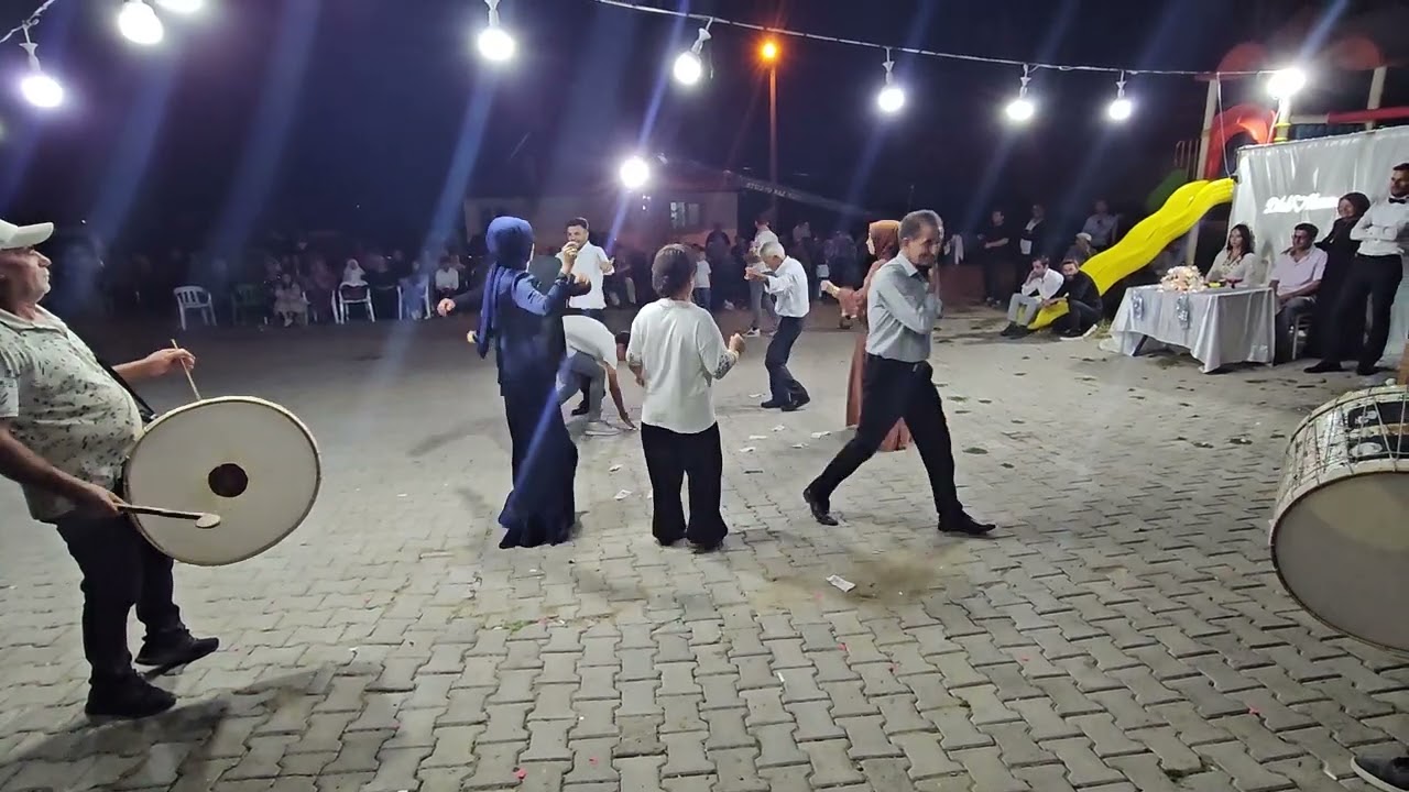 DEMİRCİ'nin ÖKSÜZLÜ KÖYÜ BEYLİKLİ MAHALLESİNDE DİLEK HASAN DOĞRUYOL ÇİFTİNİN DÜĞÜN TÖRENİNDEN GÖRÜN