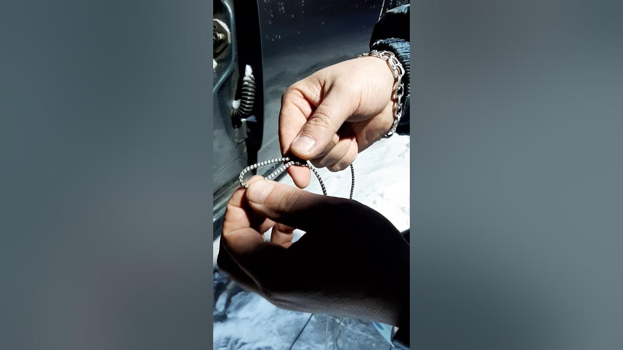 Ключи в салоне как открыть машину. Открытие машины без ключа. Как открыть машину веревкой. Ключи в салоне как открыть машину. Дверь машины.