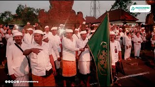 Deputy Regent Bagus Alit Sucipta Participates in the Metimpugan Tipat Bantal Tradition at the Pur...