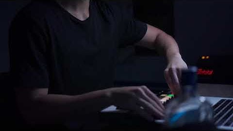Novation LaunchKey Mini - looping performance by JENKO