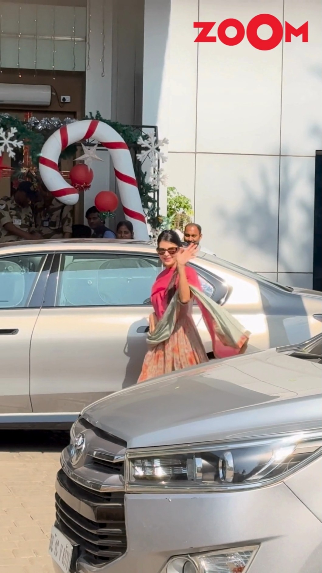 Jacqueline Fernandez GREETS the paps with a quick wave at the  Airport #jacquelinefernandez #shorts