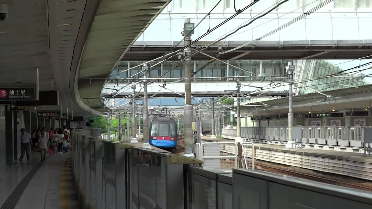 港鐵欣澳車站兩邊同時發生 機場快線列車慢駛讓東涌線列車先行