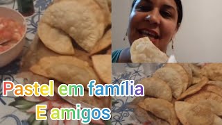 Pastel entre família e amigos.