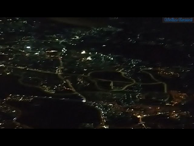 Pemandangan Kota Jakarta, Malam Hari Dari atas Pesawat./Cristine M Talan class=