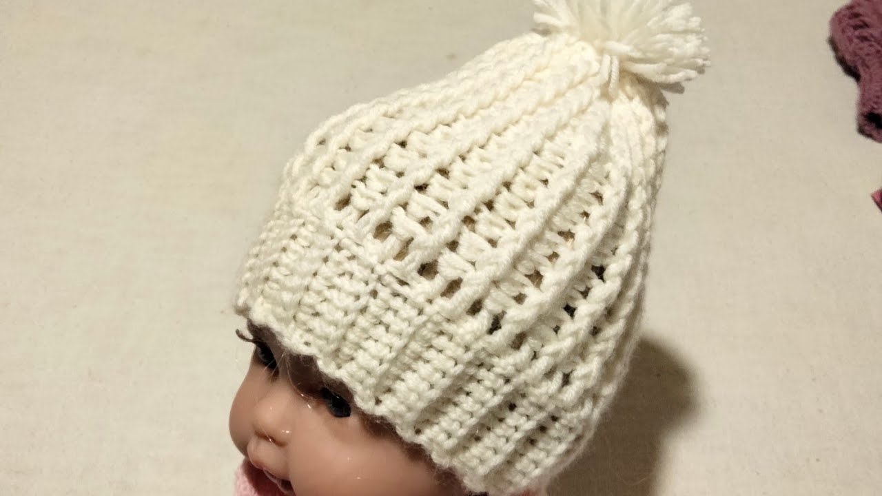 Cappello da giornalaio all'uncinetto con stivaletti coordinati Cappello da giornalaio all'uncinetto con stivaletti coordinati