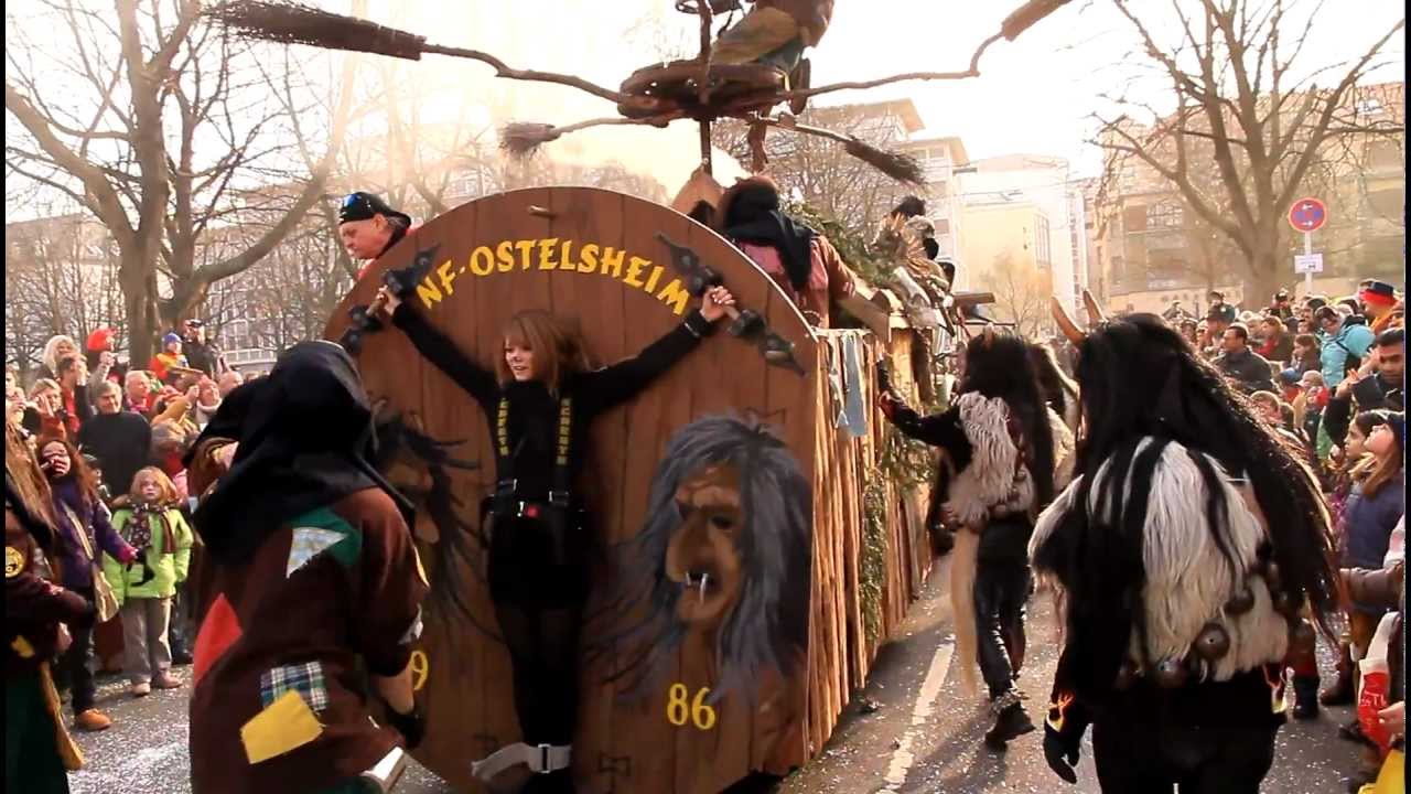 Hexen binden Mädchen auf Drehscheibe, hängen am Trecker usw. -- Fasnetumzug Stuttgart 2012