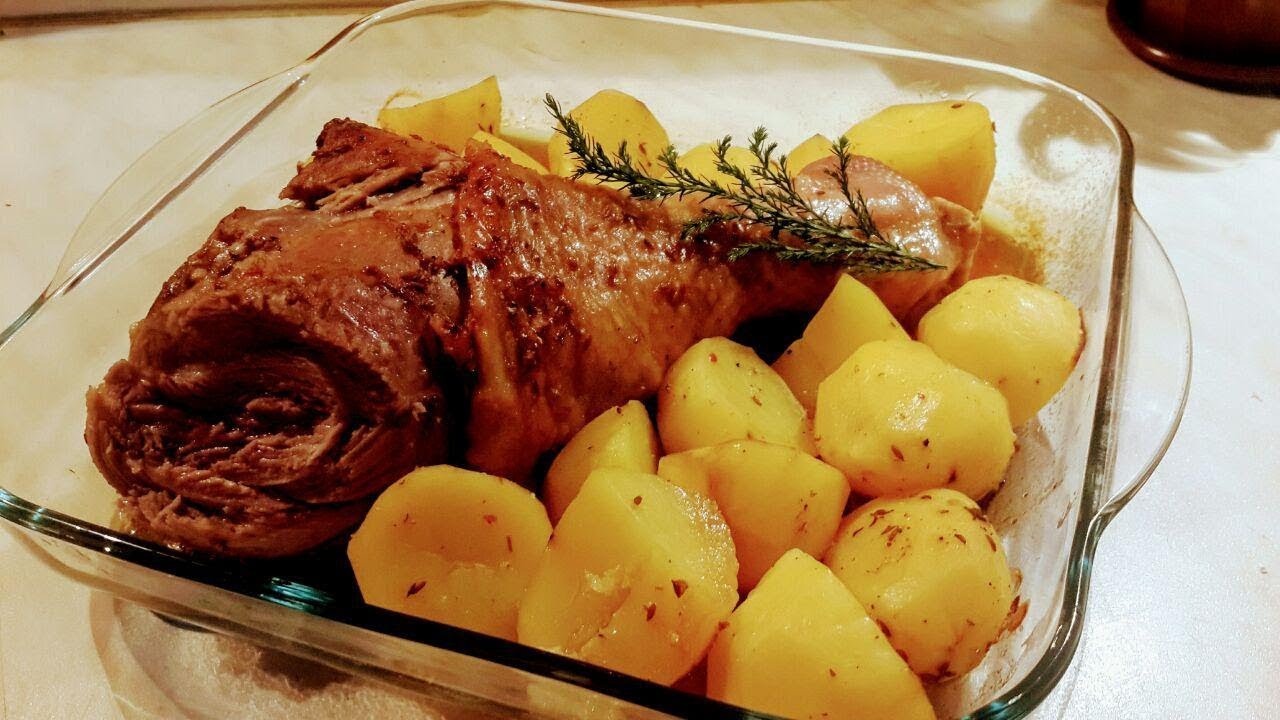 голень индейки с овощами. запечь с картошкой голени индейки. голень индейки в духовке с картошкой. рулька индейки запеченная. запечь с картошкой голени индейки.