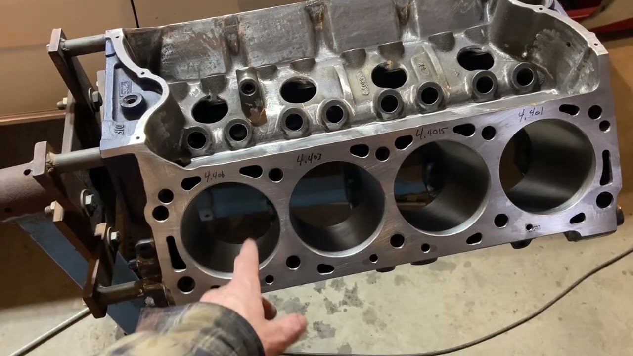 Сборка двигателя Ford 429, часть 9. Замена поршней на шатуны и общий осмотр.