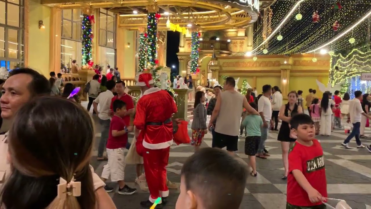 Đêm Noel hàng trăm người đến tham quan hotel lacha teau võ văn kiệt đẹp nhất sài Gòn 