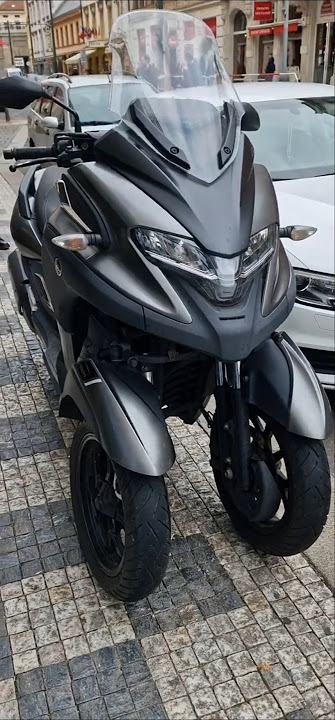 MOTOR YAMAHA RODA TIGA. MOTOR SCOOTER YAMAHA TRICITY 300 IN PRAGUE, CZECHIA