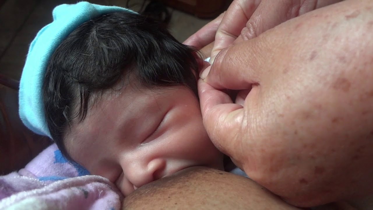 Baby Perforando Las Orejitas De Un Bebe Para Sus Aretes Annie Lou - Youtube