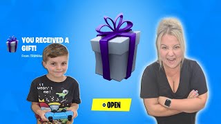 ANGRY Mum RAGE... Fortnite 1v1 9 Year Old Kid Vs His Mum WINNER Gets Gifted ANYTHING From Item Shop