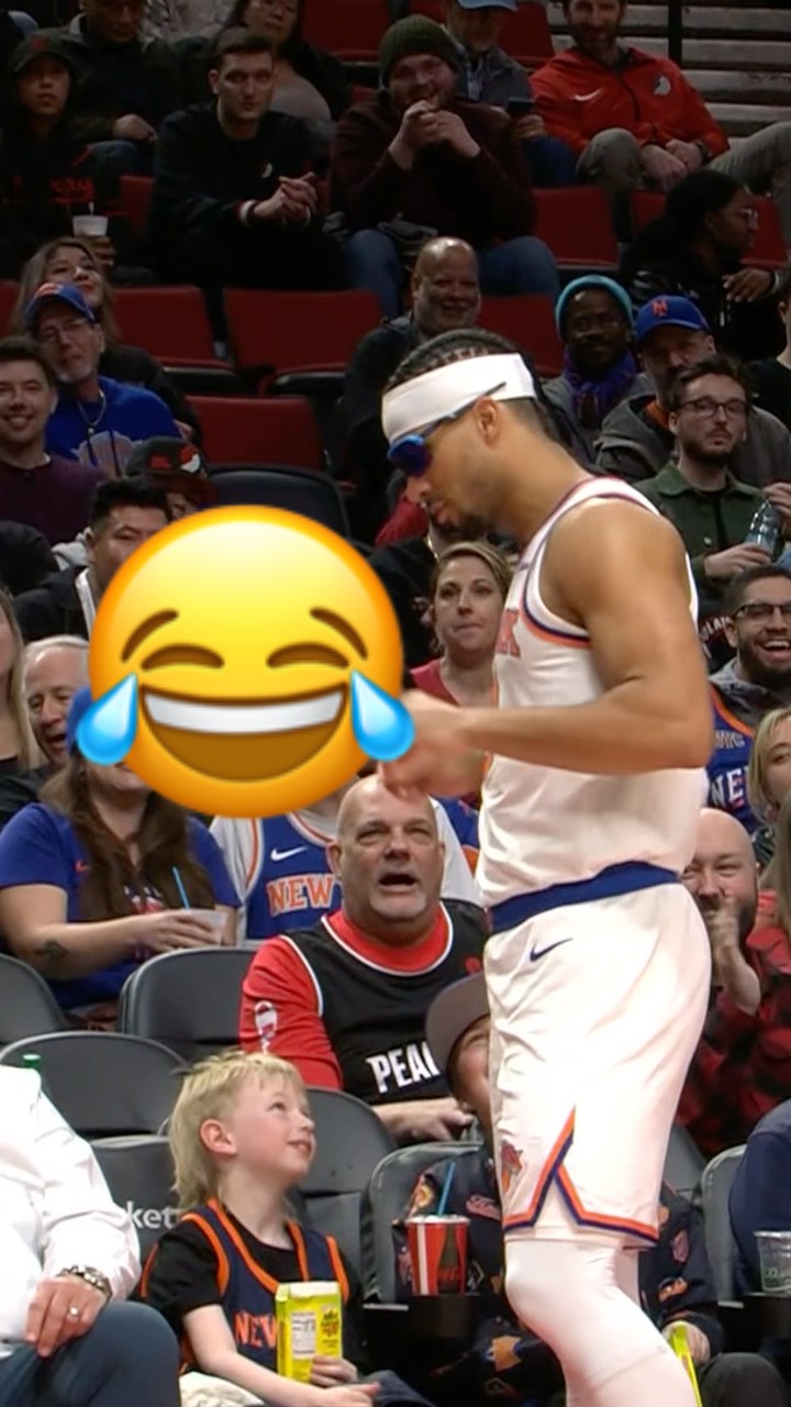 Josh Hart recreates the LeBron glasses meme with a young fan