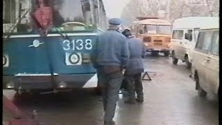 Оторвалось колесо у троллейбуса № 3138 12.12.2001 КРИМИНАЛЬНАЯ ХРОНИКА НИКОЛАЕВА КРИК 18+(КРИМИНАЛЬНАЯ ХРОНИКА НИКОЛАЕВА КРИК 18+ ВСПОМНИТЬ ВСЁ... Мы восстановили это видео для Вас и для истории!..., 2016-08-07T16:26:22.000Z)