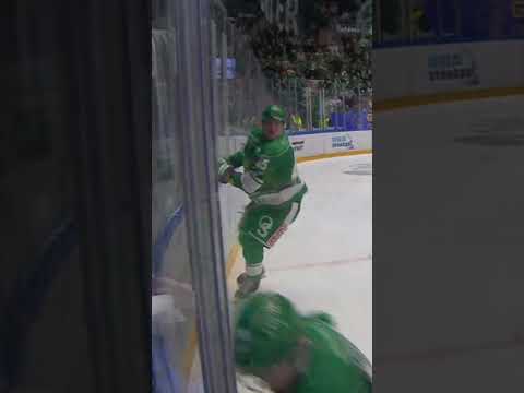 Video Mark Friedman filmar mot Viktor Lodin (Rögle BK Färjestad BK Catena Arena i SHL i Sverige) ()