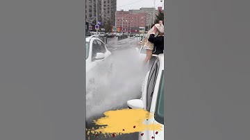 bế cô gái lên để che mặt mình đỡ ướt