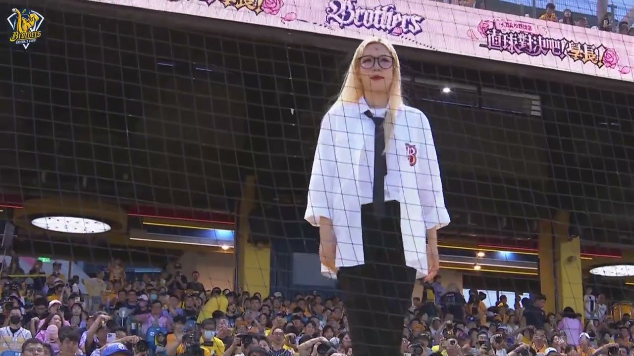 【易遊網爪嗨賴】06/22 兩位韓籍學姊中場福利大放送，火辣、帥氣舞蹈攻下大家的心。CTBC Brothers 中信兄弟