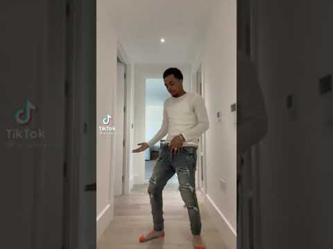 Sleduj Loski dancing to NY rapper Kay Flock tune *BATTYMAN*😈😂😭 na YouTube