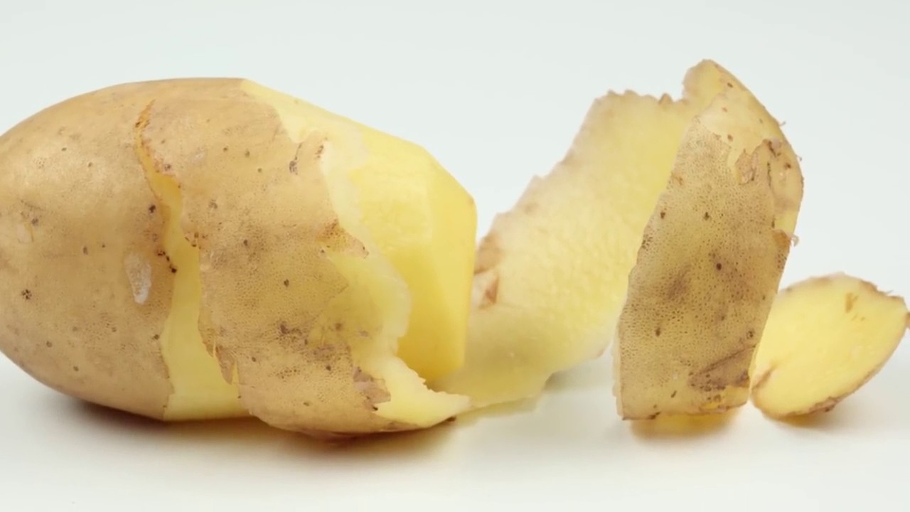 Очистки от картошки. Очистки картофеля. Полуочищенный картофель. Кожура картофеля. Картофельная кожура.