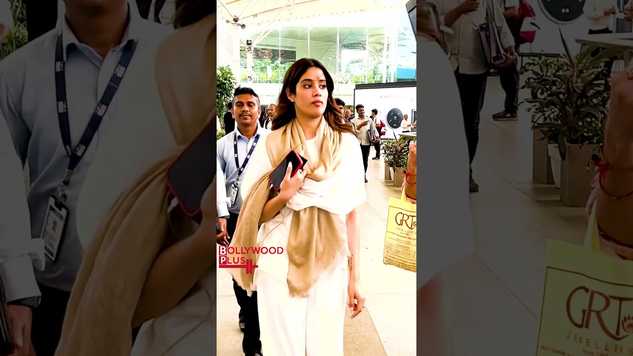 Janhvi Kapoor gets snapped at the airport