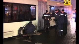 Минск: троллейбус потерял на ходу два колеса и протаранил «легковушку»