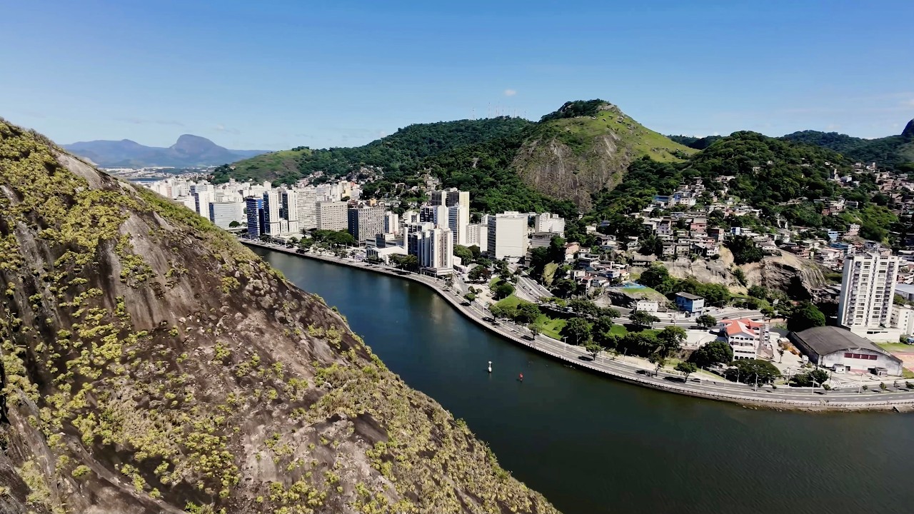 Sobrevoando o Porto de Vitória e o Penedo com DJI Neo 2.