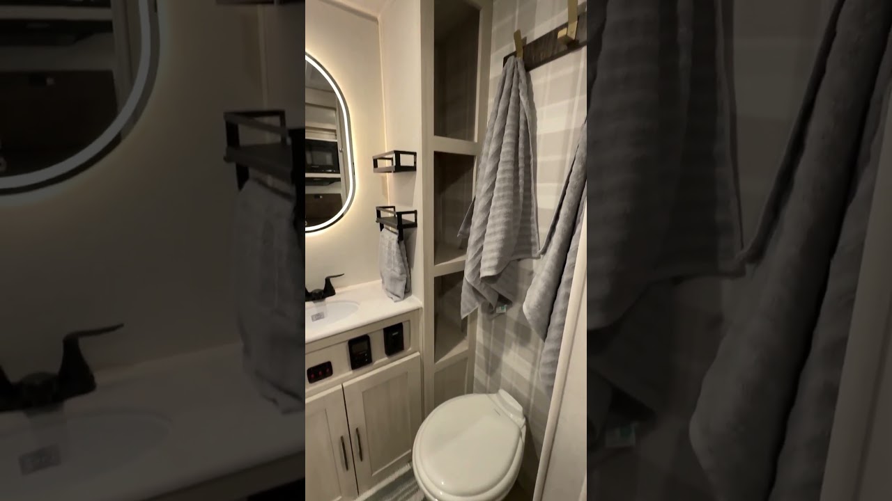 Честно говоря, этот автодом просто сносит мне крышу. Surveyor 205RKLE 