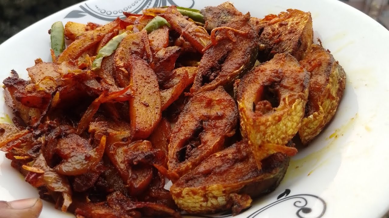 এইভাবে ইলিশ মাছ ভাজা সাথে আলু ভাজা হলে মনে হয় যেন অমৃত খাচ্ছি