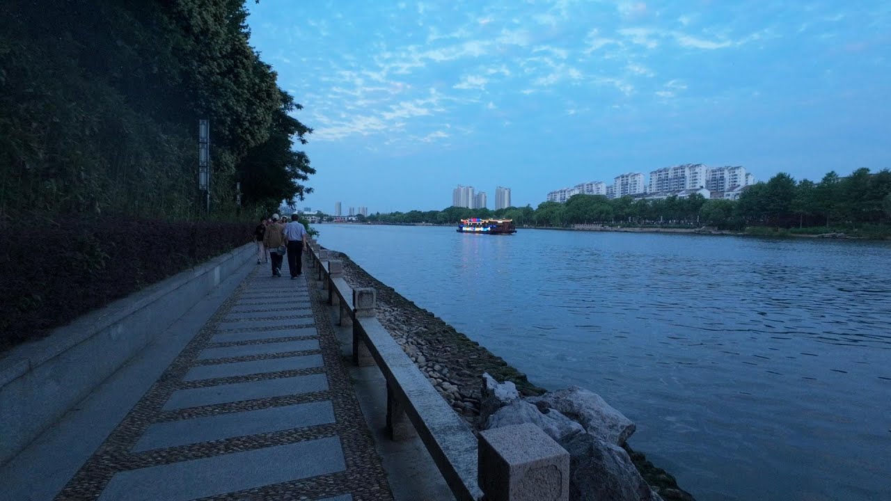 夏天，晚饭后的步道总是很有人气 | 环古城河健身步道
