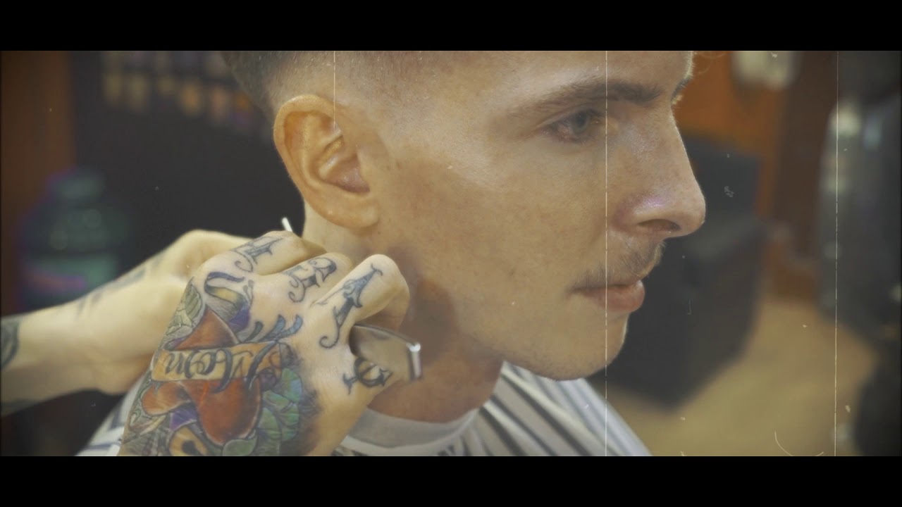 HOA BARBERSHOP ( POMPADOUR WITH MID SKIN FADE )