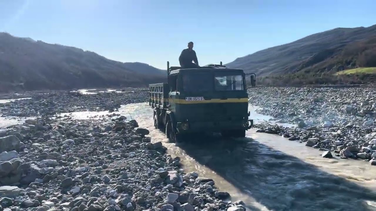 A do ia dalë? Iveco përmes lumit në kushte ekstreme