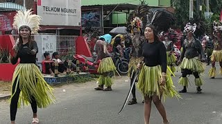 seru!! pasukan Dayak janur kuning menggemparkan karnaval ngunut