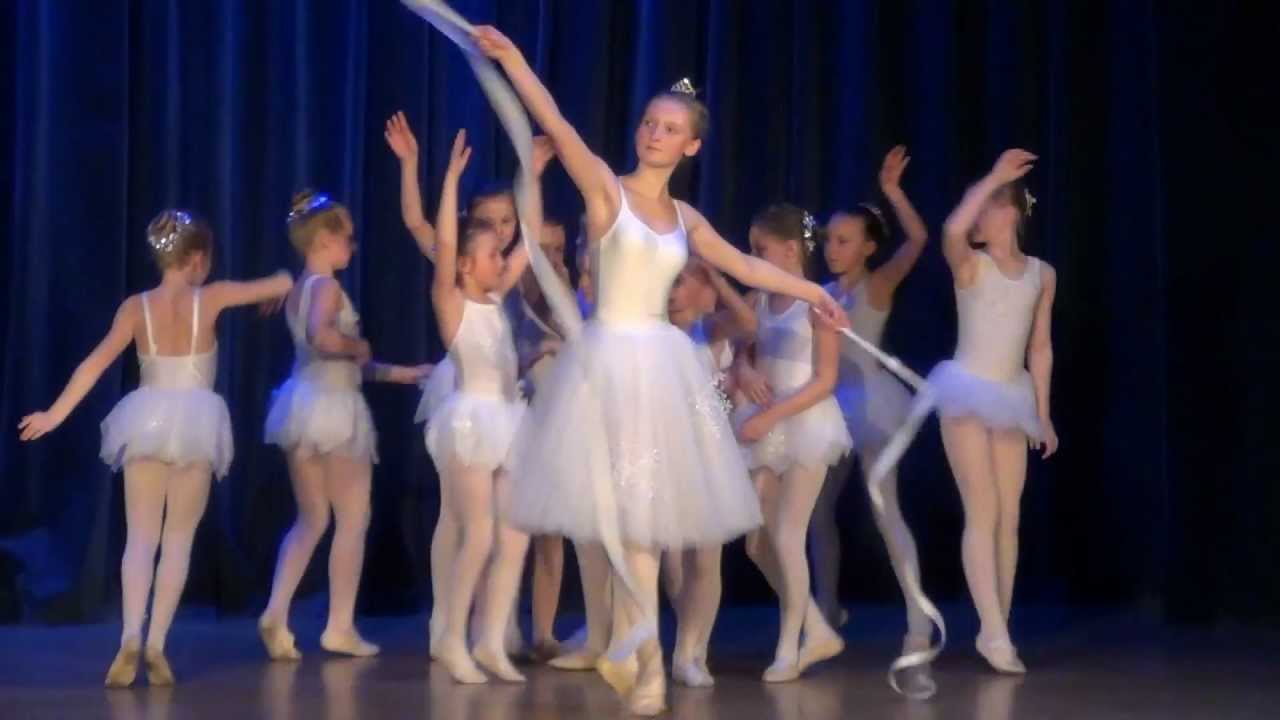 "Śnieżynki" fragment widowiska baletowego "Dziadek do orzechów" Studio Baletowe Laili Arifuliny