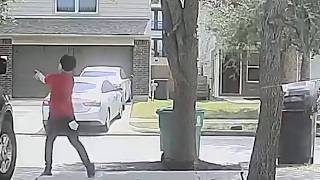 Video de vigilancia muestra a hombres y disparos cerca de una casa al norte de Houston
