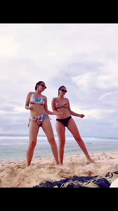 artis joget di pantai, ada yang tau ini siapa. #shorts #bikini #artisbikini
