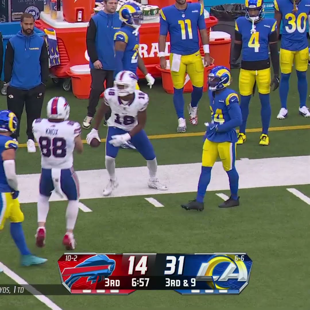Amari Cooper catches for a 26-yard Gain vs. Los Angeles Rams