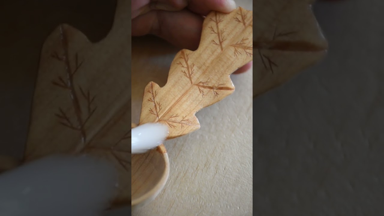 Oiling an oak's leaf-scoop