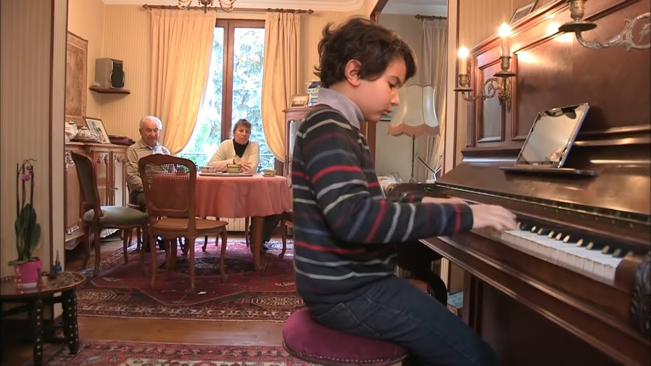 Syndrome d'Asperger et musique : Le talent exceptionnel d’Hélios à seulement 9 Ans