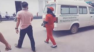 Pasien Covid-19 Karyawan Spbu Bengkong Depan Kodim Kota Batam Dijemput Menggunakan Ambulance