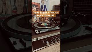 Selda Bağcan’ın 1971 Yılında Çıkardığı “Adaletin Bumu Dünya” Şarkısı 45’Lik Arşivimden Kısa Dinleti.