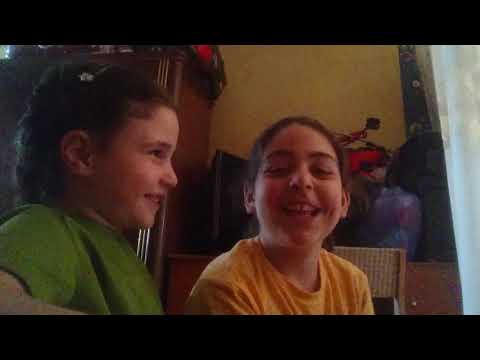 ბაბი და ნინია თამაშობენ გამოიცანი რომელ  ხელში გაქ