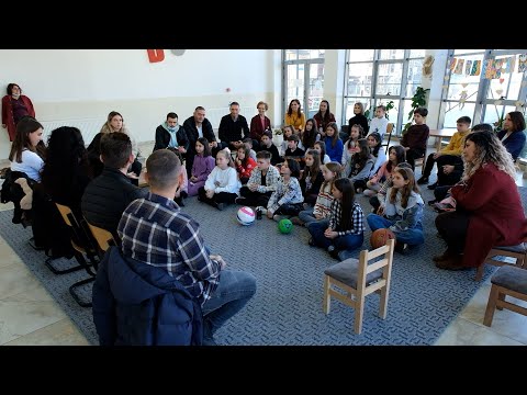 Video: Si Ta Mbarojmë Shkollën Me Një Medalje Të Artë