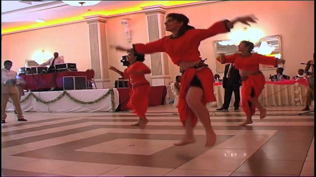 Michel Rapha fait le spectacle au mariage de Cynthia & Willy Goma.