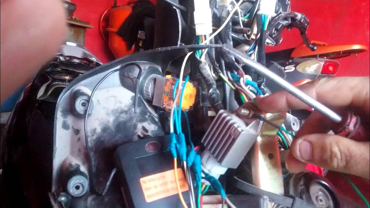 Подключить фару мопед альфа. Реле фары мопед альфа. Лампочка поворотника мопеда альфа. Почему не горит на альфе. Ирбис 150 скутер проводка.
